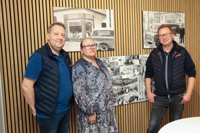 Jesper Isager (t.v.), Lene Sindberg og Ole Nielsen har torsdag jubilæum efter 25 år som ejere af Skousen i Herning. På væggen hænger historiske billeder, der fortæller om kædens snart 70-årige historie.