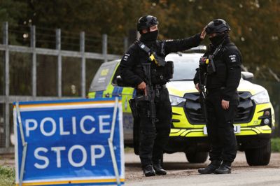 Politi tæt ved luftbasen RAF Fairford i Storbritannien.