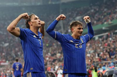 Italien viser muskler ved at slå Tyrkiet 4-1 i Nations Leagues A-lag. Her fejrer brødrene Sebastiano Esposito og Francesco Pio Esposito holdets fjerde mål.