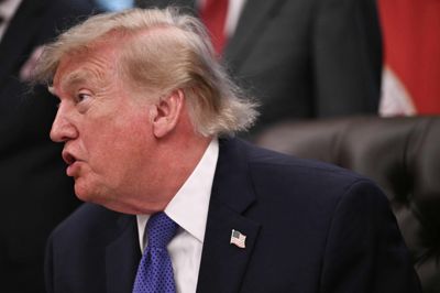 USA's præsident, Donald Trump, siger, at anholdelse nær flybasen RAF Fairford i Storbritannien muligvis har noget med Iran at gøre.