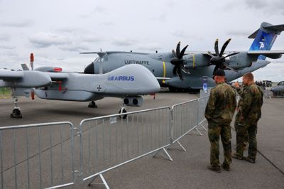 Den tyske drone, der tirsdag testes i dansk luftrum, er af typen »German Heron TP« lige som dette eksemplar, der er fotograferet i Berlin Schönefeld Airport 9. juni 2026.