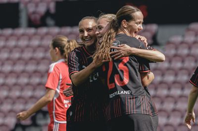 Sofie Vendelbo (i.m.) fejrer en scoring med Maria Herdel og Frida Nautrup. Nu kan den 26-årige forsvarsprofil også fejre en udtagelse til det danske landshold.