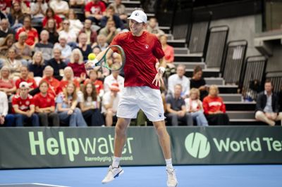 August Holmgren - her under Davis Cup-opgøret mellem Danmark og Bulgarien - slog mandag verdens nummer 90.
