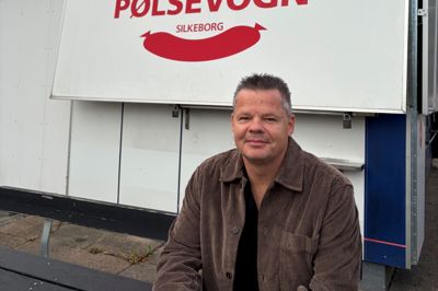 Bent Kousgaard glæder sig til, at han den 1. november overtager Trianglens Pølsevogn. Hans kone Lotte har et arbejde, men hun kommer også til at være engageret i pølsevognen med blandt andet koordinering af personale. - Jeg håber, at personalet i Trianglens Pølsevogn kan følge med, siger Bent Haarup Kousgaard.