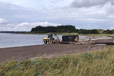 Forleden blev den strandede muslingepram trukket ud i fjorden igen. Begivenheden blev fotograferet af en naturvandrer, som tilfældigt kom forbi.