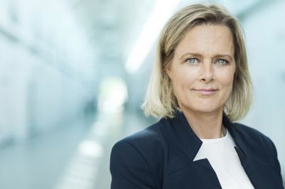 TV 2's administrerende direktør, Anne Engdal Stig Christensen, er idømt en bøde på 25.000 kroner af Retten i Odense i en sag om at bryde et navneforbud med udsendelsen af tv-dokumentaren »Den sorte svane«.