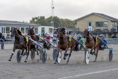 Dommerne måtte studere målfotoet, inden de kunne se udvendige Magic Money (7) og Kasper Foget tage sejren i det indledende løb.