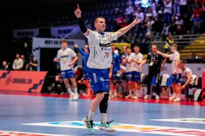 Elias Ellefsen á Skipagøtu - her for Færøerne - skifter til sommer Kiel ud med Aalborg.