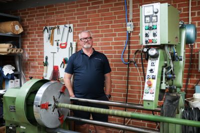 Kim Fenger har været virksomheden rundt gennem 40 år. Begyndte på lageret hos grossistvirksomheden Andersen & Stender og har siden arbejdet med både salg og indkøb. De seneste år er han igen tilknyttet lageret med fokus på at få den daglige logistik til at køre.