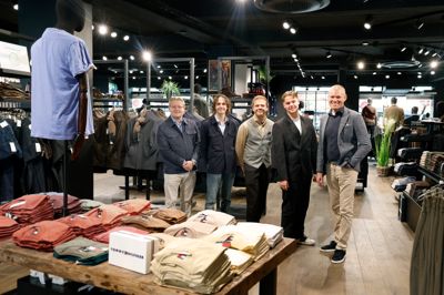 Holdet bag Tøjeksperten i Bredgade anno 2026. Fra venstre: Mikkel Jacobsen, Hans Damkier, Christoffer Mogensen, Claes Østergaard og butikschef Martin Jensen.