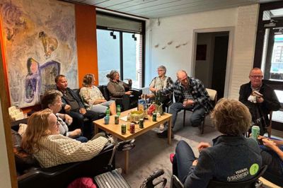 Fredag summede Advokathuset Bliddals sofa af liv. Der var fredagsbar arrangeret af Videbæk Handel og Erhverv med Lotte og Martin Bliddal som praktiske tovholdere. 30 dukkede op og der var løbende en hyggelig snak.