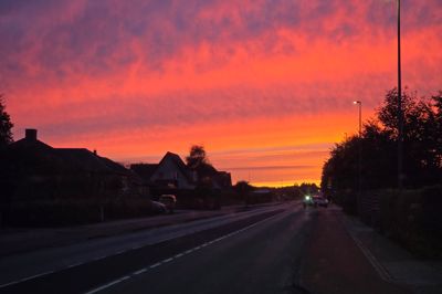 Mandag aften var der ildrød himmel over Videbæk og Vestjylland ved solnedgang, hvilket flere har bemærket, og flere har delt på sociale medier.