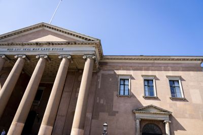 Københavns Byret behandler tirsdag en sag om flere indbrud og indbrudsforsøg begået i Københavnsområdet sidste år. Tre mænd er tiltalt for målrettet at gå efter hjem, hvor beboerne var til bryllup.