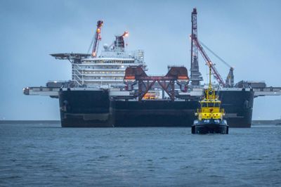 Verdens største skib målt på bruttotonnage, »Pioneering Spirit«, sejler tirsdag under Storebæltsbroen på vej til Rostock.