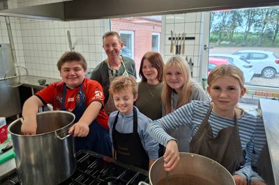 Der er gang i de store gryder, når udskolingseleverne på Thise Friskole forbereder fællesspisning i forsamlingshuset sammen med lærer Ole Nissen.
