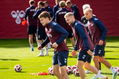Victor Bak (t.v.) har to gange været udtaget til det danske landshold, men har stadig sin debut til gode. Nu er han rejst hjem med sygdom i kroppen.