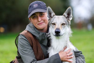 Josie Quintrell har ulvehunde og bor midt i ulveland, og hun er begyndt at træffe sine forholdsregler, når hun går med sine hunde i skovene.
