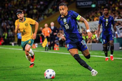 Barcelona-stjernen Raphinha scorede på straffespark for Brasilien, der slog Australien 4-2 i Brisbane tirsdag.