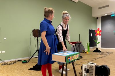 Kirsten og Anna fra Minisjang førte børnene gennem fortællinger og sange om de helt store følelser, der kan fylde selv i en lille krop. Ormen fra Børste-universet, som børnene så godt kender, var hovedpersonen. Den kunne for eksempel føle sig genert over de mange fremmødte børn, der kiggede på den.