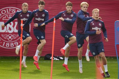 Lucas Høgsberg, Victor Froholdt, Anton Gaaei, Andreas Skov Olsen og Victor Nelsson træner forud for kampen mod Portugal torsdag.