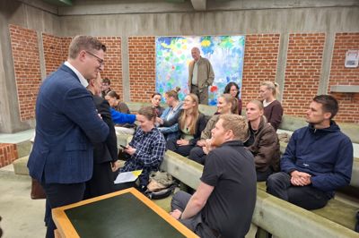 Morten Høgh (V) og flere af de andre byrådspolitikere hilste på forældrene fra Eriksborg, mens de indtog tilhørerrækkerne.