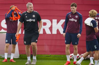 Andreas Skov Olsen ses her sammen med assistenttræner Kent Nielsen.