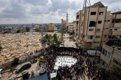 I flygtningelejren Nuseirat i den centrale del af Gazastriben var palæstinensere tirsdag samlet for at begrave 41 mennesker, hvis lig er blevet fundet under murbrokkerne af nogle af de huse, der er blevet bombet af Israel i løbet af den tre år lange krig. En Hamas-kommandant blev dræbt i et nyt angreb tirsdag vest for Gaza By.
