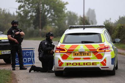 Bevæbnet politi holder vagt ved en afspærring nær den militære flybase Fairford tirsdag. Efterforskningen basen er ved at blive trappet ned og forventes at være helt afsluttet onsdag, meddeler poltiet.
