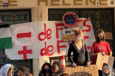 Franske gymnasieelever har siden sidste uge demonstreret ved deres skoler rundt om i Frankrig. Her er det på gymnasiet Helene Boucher i Paris tirsdag.