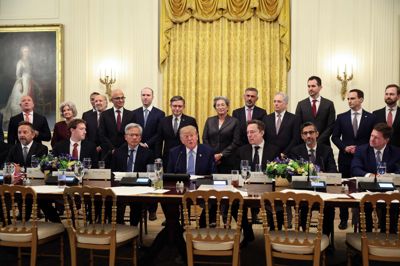 USA's præsident, Donald Trump, havde tirsdag inviteret topchefer fra de førende amerikanske virksomheder inden for teknologi og kunstig intelligens til et frokostmøde i Det Hvide Hus. Med ved mødet var blandt andre også vicepræsident J.D. Vance og udenrigsminister Marco Rubio.
