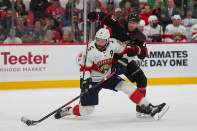 Danske Nikolaj Ehlers var med til at sikre Carolina Hurricanes Stanley Cup-trofæet i sidste sæson. Han var natten til onsdag at finde på isen for de forsvarende mestre.