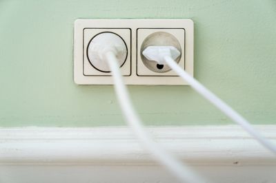 Energiselskabet OK understreger, at danske elkunder ikke skal have flere penge op af lommen sammenlignet med sidste år, da elafgiften i år og næste år er sænket til EU's minimumssats.