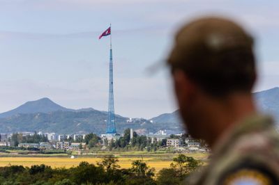 En soldat fra FN's kommando i Sydkorea kigger i 2022 over Sydkoreas grænse til Nordkorea. De to lande har aldrig indgået en fredstraktat efter Koreakrigen, hvor der i stedet blev indgået en våbenhvile. Nordkoreas beskyldes med eksplosion for at bryde våbenhvileaftalen.