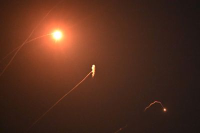 Ukraines luftforsvar ses på et billede fra nyhedsbureauet AFP i aktion under et missil- og droneangreb på hovedstaden Kyiv natten til onsdag.