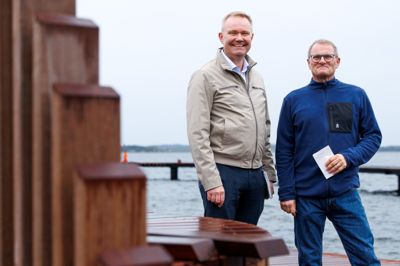 Her ses Christian Axelsen (til venstre), da han forleden mødte Michael Queck, formand for vinterbaderne i Skive, her på fjordbadet i Skive. De skulle aftale detaljer om kongeparrets indvielse af fjordbadet på fredag. Masser af vinterbaders vil springe i vandet, når kongeparret har klippet snoren for Spar Vest Fondens flotte jubilæumsgave til Skive Kommune.