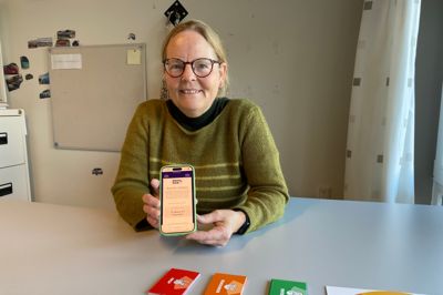 Efter halvanden time i kø smiler Helle Funding på Thorning Skole ved Kjellerup. Ti billetter er i hus, og hendes fireårige barnebarn skal med.