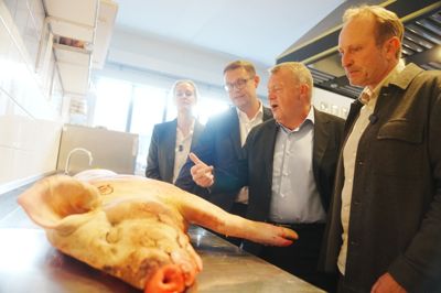 Fire ministre har onsdag præsenteret seneste nyt om den såkaldte grisefirepart på Hotel- og Restaurantskolen i Valby.