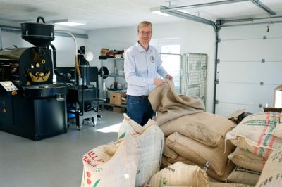 Kafferister Brian Sigtenbjerggaard fra Nørre Snede får brug for de helt store kaffesække snart. Han åbner nemlig en kaffebar i Herning.