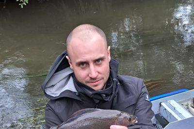 Der findes endnu nogle eksemplarer af laksefisken stalling i Storåen, som biolog Mathis Olesen fra DTU Aqua her viser frem under elfiskeriet i Storåen.