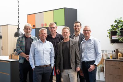 Medejerne - Leif Pedersen, Michael Cassøe, René Kjær, Stig Bundgaard samt Dennis Albæk og Søren Mølgaard Kristensen fra Vækst-Invest tog imod i Ikast-firmaets showroom på Thrigesvej efter aftalen om det nye ejerskab var blevet meddelt de 65 ansatte.