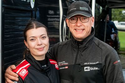 Rikke Pilgaard Petersen og Jan Petersen er datter og far - men også rivaler. ”På flere hastighedsprøver har vi kørt hurtigere end ham, og det har vi drillet ham med,” siger Rikke Pilgaard Petersen.