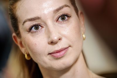 Klima-, energi- og forsyningsminister Samira Nawa (R) mener, at regeringen har anskueliggjort vejen til indfrielsen af klimamålet i 2035, selvom der mangler tiltag for over fire millioner ton CO2.