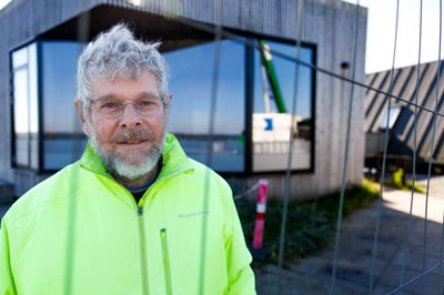 Claus Bjerre kom lige forbi til et smugkig gennem hegnet.