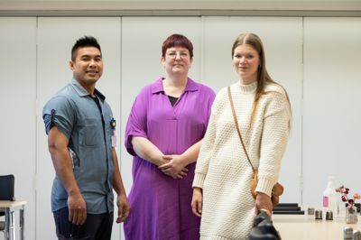 Dedy Mulyadi, Rebitta Vallentin (i.m.) og Majken Christensen har alle det til fælles, at de begyndte i hjemmeplejen som sommerafløsere tidligere på året. Nu vil de alle have en karriere inden for sosu-området, og den udvikling giver håb i sundheds- og ældreafdelingen i Ikast-Brande Kommune, hvor det fortsat er svært at rekruttere medarbejdere.