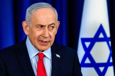 Israels premierminister, Benjamin Netanyahu, siger i en udtalelse, at han hylder de personer, der hjalp under en flyvning fra Dubai til Tel Aviv i Israel.