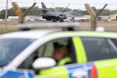 En britisk politibil ses her tirsdag holde foran militærbasen Fairford, som bliver brugt af det amerikanske militær.