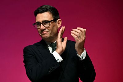 Premierministeren Andy Burnham takker ejerskabet bag Manchester City for de mange investeringer i fodboldklubben og byen.