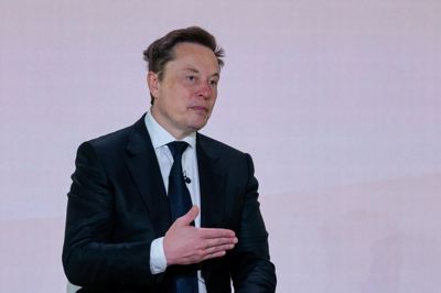 Elon Musk deltog onsdag i lanceringen af en ny AI-drevet hjemmeside til den amerikanske regering. Fremover skal han være med til at stå i spidsen for et amerikansk regeringsprojekt, der skal undersøge fremtidens krigsførelse. Projektet strækker sig over 120 dage.