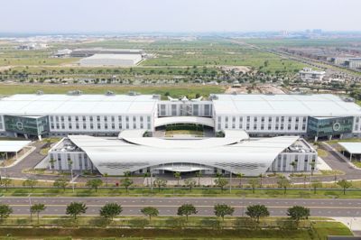 Pandora har bygget en ny fabrik i Vietnam, der skal kunne producere 60 millioner smykker årligt.
