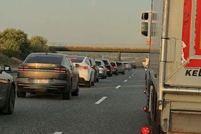 Der opstod torsdag morgen en længere kø på Silkeborgmotorvejen som følge af et uheld med fire biler.